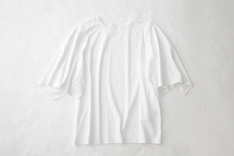 グロスジャージーハンカチーフスリーブTシャツ¥5,990／プラステ