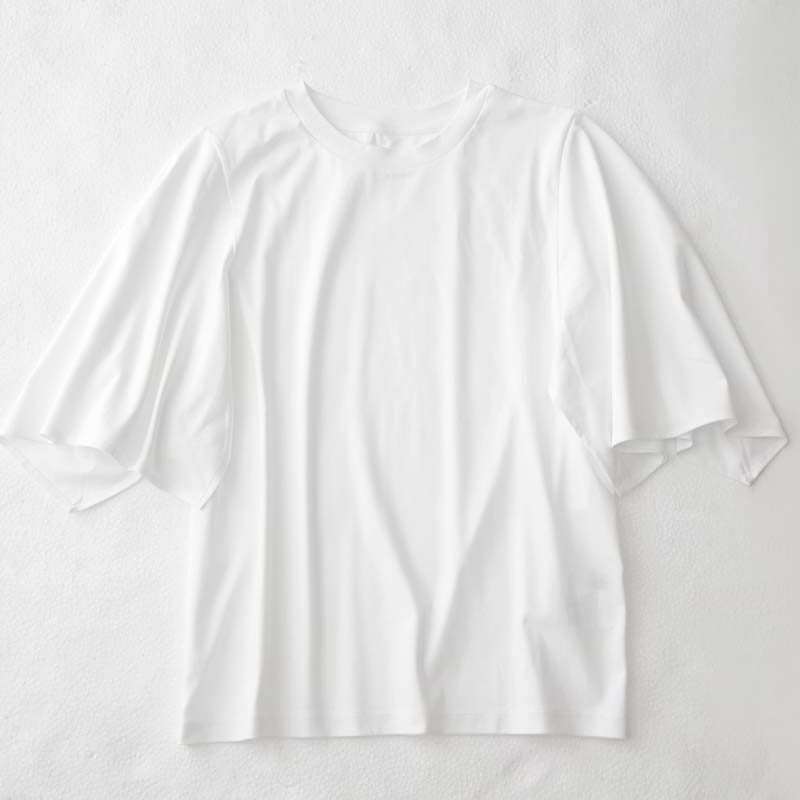 【60代の涼ファッション】1枚着るだけでサマになる！夏に欲しい「華やぎ感」「ひんやり感」「インナー見え防止」全部が詰まった絶対外せないトップス！