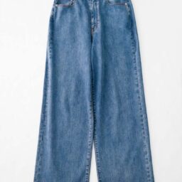 撥水ワイドストレートデニム¥9,990／アンフィーロ（オンワード樫山）