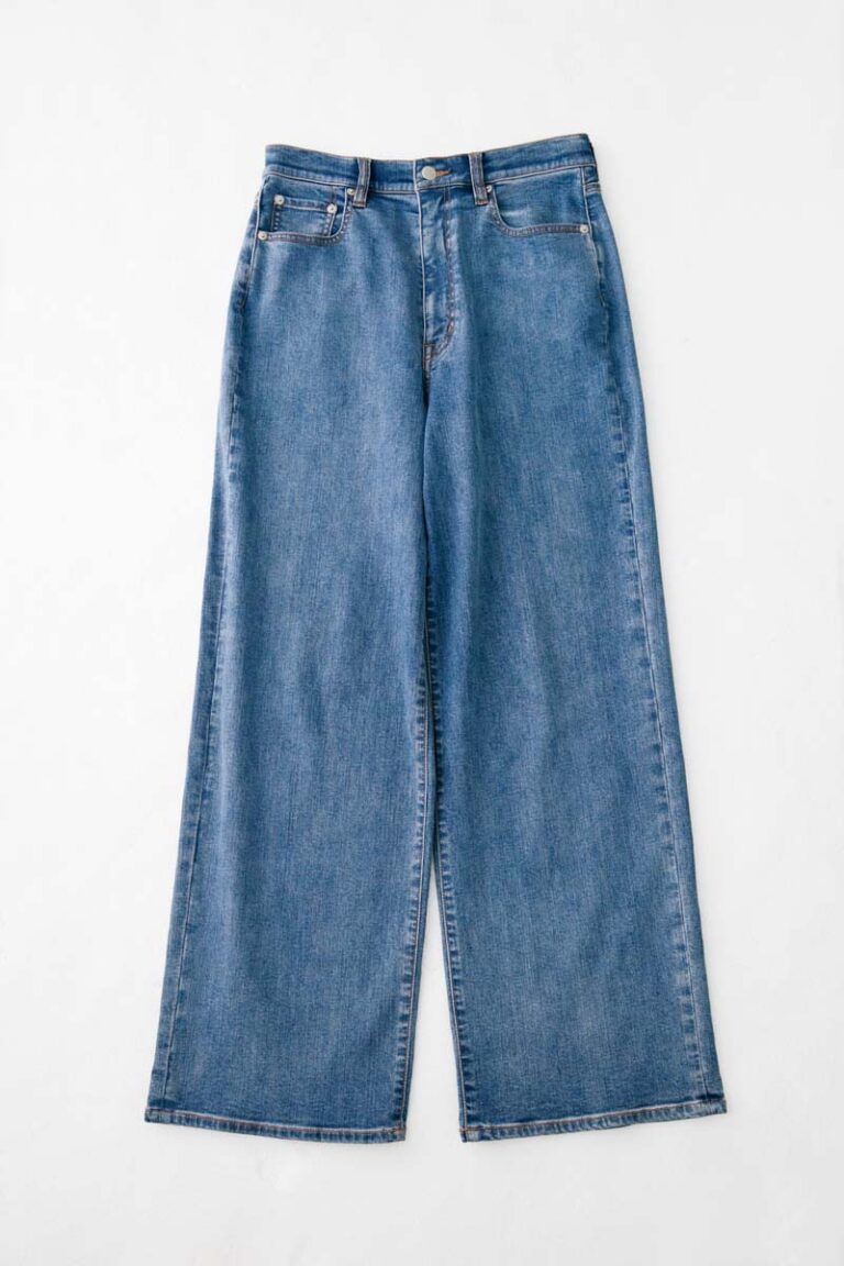 撥水ワイドストレートデニム¥9,990／アンフィーロ（オンワード樫山）