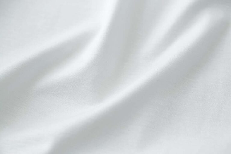 しなやかなグロスジャージー素材がするんと肌を伝い、袖を通した瞬間の気持ちがいいひんやり感はやみつきに。
