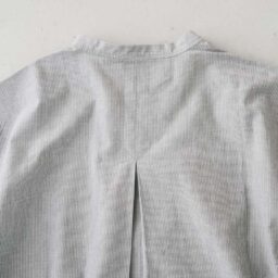 後ろに大きくとったタックがふんわりとしたシルエットを生み、風を多くとり込むことで涼しさを実感！