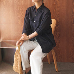 シャツ¥73,700、パンツ¥57,200／ともにマディソンブルー、バッグ¥5,990／ギャップ、ピアス¥23,100／シーミー、ブレスレット¥72,600／セルジュ・トラヴァル（ともにアッシュ・ペー・フランス）、サンダル¥30,000／バナナ・リパブリック