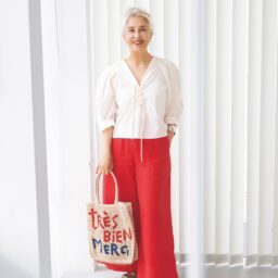 ブラウス¥12,000、パンツ¥18,000／ともにバナナ・リパブリック、バッグ¥15,400／ザ・ジャクソンズ、サンダル¥46,200／アロハス（ともにアッシュ・ペー・フランス）、バングル¥17,600／レキップ