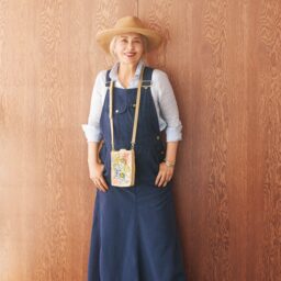 シャツ¥68,200、ジャンパースカート¥132,000／ともにマディソンブルー、バッグ¥52,800／ジャマン・ピュエッシュ、ハートモチーフバングル¥23,100／シーミー、ブレスレット（上）¥47,300、（中）¥93,500、（下）¥60,500／すべてセルジュ・トラヴァル（すべてアッシュ・ペー・フランス）、帽子¥17,600／レキップ、靴¥21,780／アデュートリステス