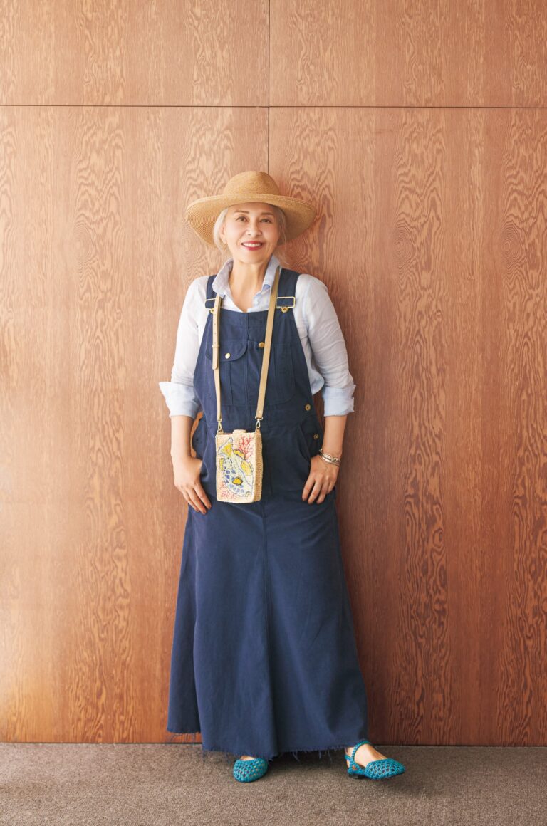 シャツ¥68,200、ジャンパースカート¥132,000／ともにマディソンブルー、バッグ¥52,800／ジャマン・ピュエッシュ、ハートモチーフバングル¥23,100／シーミー、ブレスレット（上）¥47,300、（中）¥93,500、（下）¥60,500／すべてセルジュ・トラヴァル（すべてアッシュ・ペー・フランス）、帽子¥17,600／レキップ、靴¥21,780／アデュートリステス