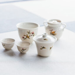 茶壺W10.5×D8×H8㎝、蓋碗（がいわん）φ8.5×H6.5㎝、茶海φ9.5×H7㎝、茶杯各φ5.5×H3㎝（φ＝直径、W＝幅、D＝奥行き、H＝高さ）