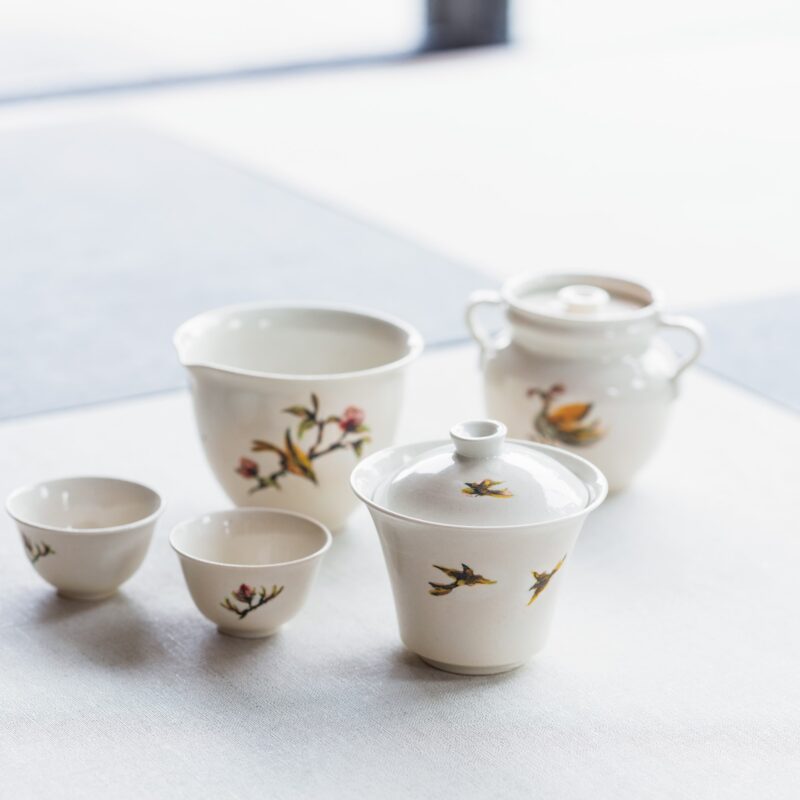 【作家ものの器】油絵のように重層的で深みのある絵が魅力！注目度ナンバーワン作家・松本郁美さんが作り出す唯一無二の器とは？【目利きの視線】