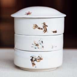「白磁搔き落とし三重箱」φ11.5×H10㎝ 22,000円