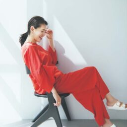 トップス¥28,600、パンツ¥33,000／ともにコグ ザ ビッグスモーク、サンダル¥9,900／ビルケンシュトック（ビルケンシュトック・ジャパン カスタマーサービス）、ピアス、リング／ともに前田さん私物