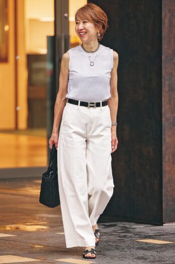 【60代お手本スナップ】夏のホワイトコーデがぼやけないようにするには？小物を黒でまとめればメリハリのある辛口の装いに！