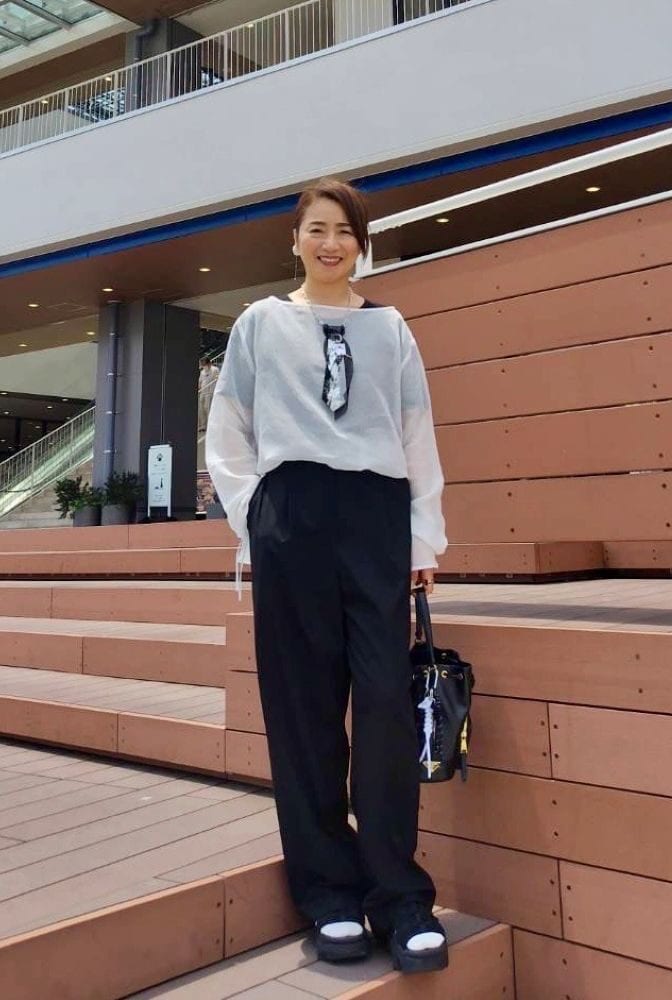 【50代お手本コーデ】夏のモノトーンコーデを軽やかにするには？「ミスティック」のシアートップスで涼やかな着こなしに！