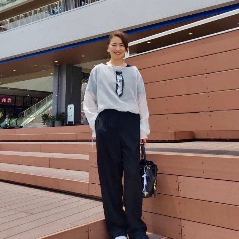 【50代お手本コーデ】夏のモノトーンコーデを軽やかにするには？「ミスティック」のシアートップスで涼やかな着こなしに！