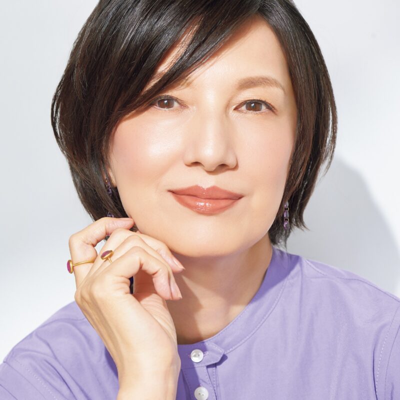 【60代メイク】リップで若々しい印象にするには？上唇にMを描き、 山を意識する「だけ」！口紅が素敵に見えるひと工夫を山本浩未さんがレクチャー！