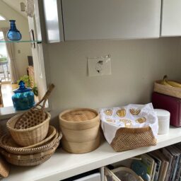 KAORIさんの家の台所にあるざるやかごたち