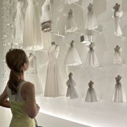 Christian Diorのドレス展示