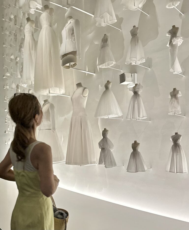 Christian Diorのドレス展示