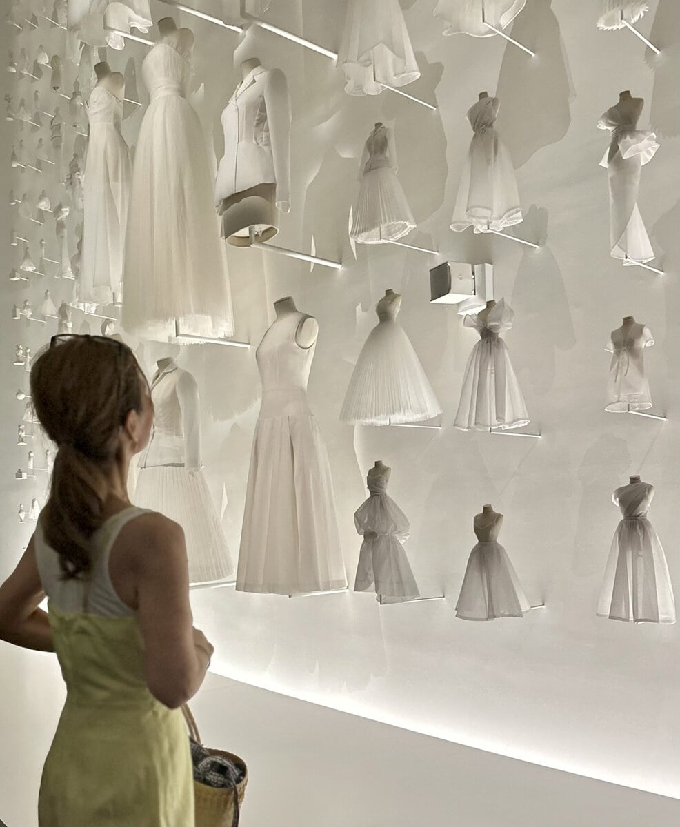 Christian Diorのドレス展示