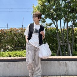 Tシャツ、パンツ／SHEIN ベスト／SLOBE IENA バッグ／STATE OF ESCAPE シューズ／STYLEMIXER