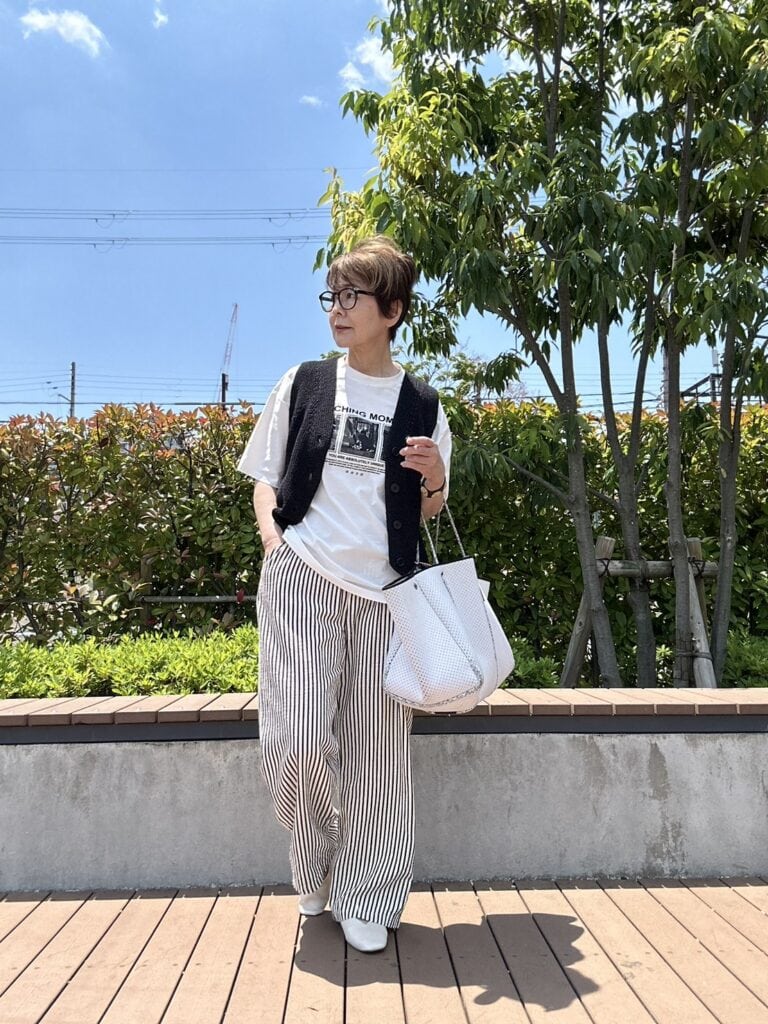 Tシャツ、パンツ／SHEIN ベスト／SLOBE IENA バッグ／STATE OF ESCAPE シューズ／STYLEMIXER