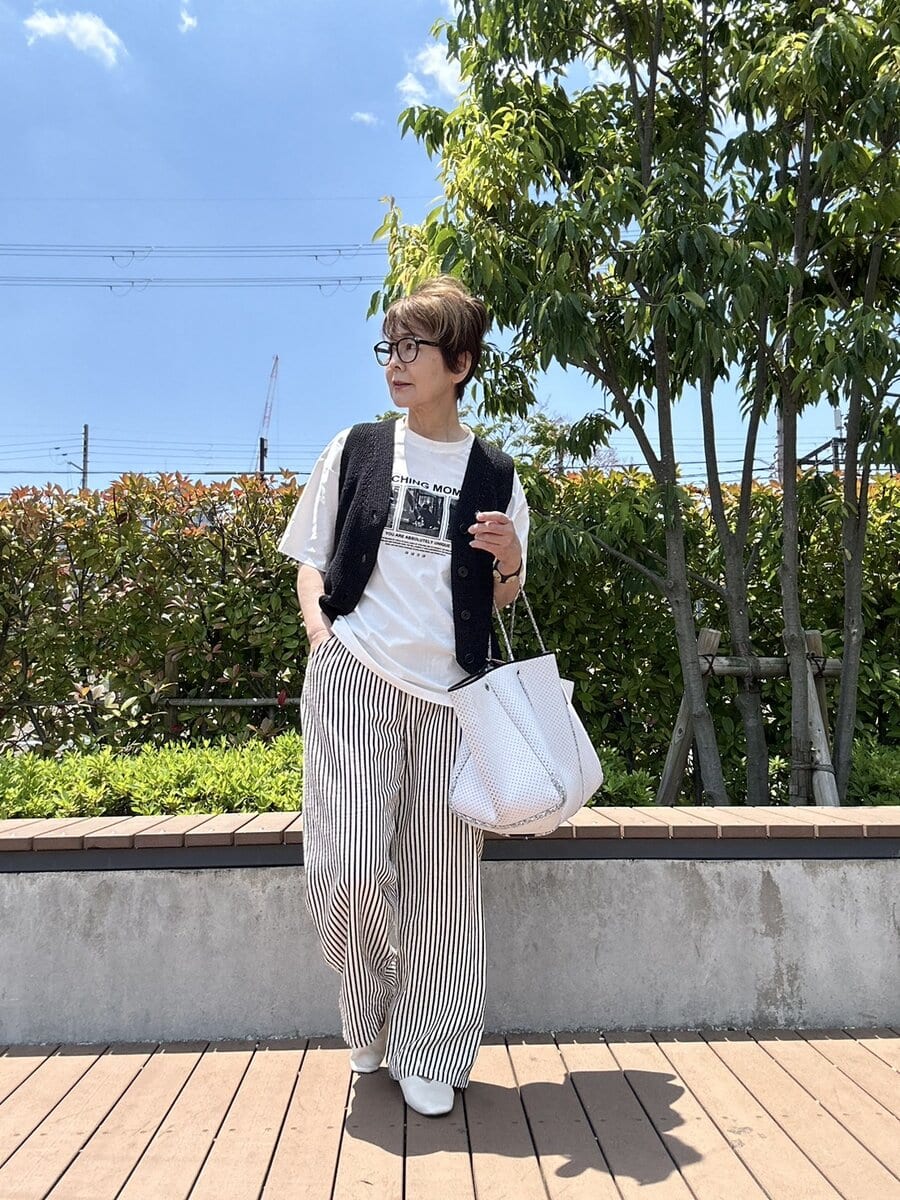 Tシャツ、パンツ／SHEIN ベスト／SLOBE IENA バッグ／STATE OF ESCAPE シューズ／STYLEMIXER