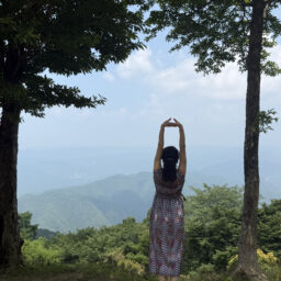 伸びをしたくなる！見晴らし台からの絶景