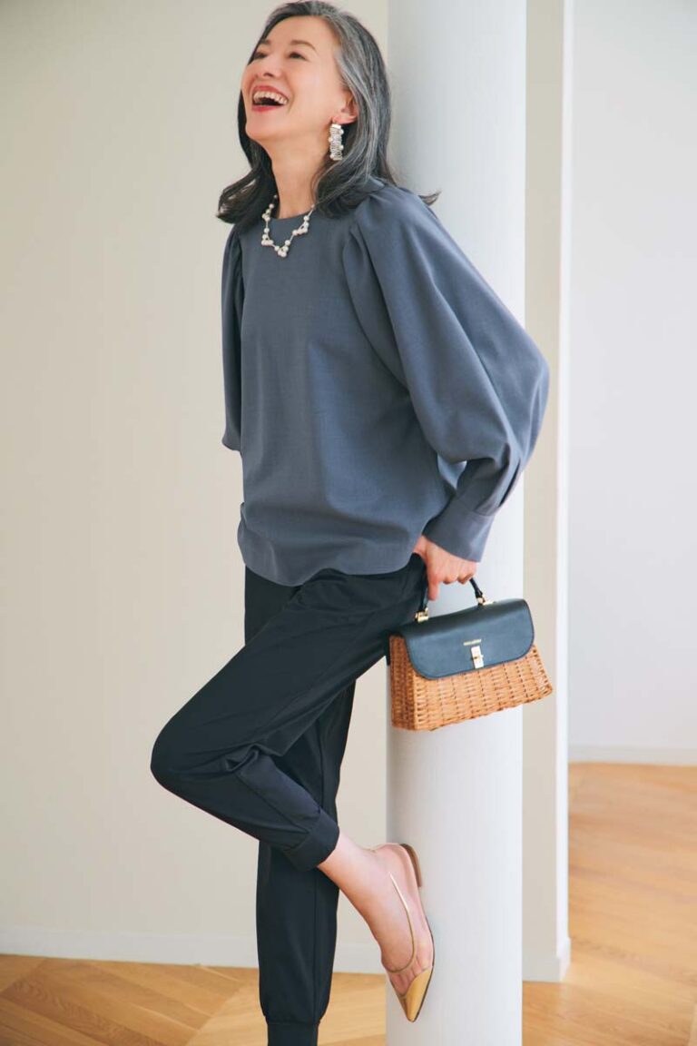 ブラウス¥13,200／ノーク、パンツ¥2,990／ユニクロ、バッグ¥29,700／ヴィオラドーロ（ピーチ）、フラットシューズ¥63,800／ネブローニ、ピアス¥4,290、ネックレス¥4,620／ともにkiku製作所