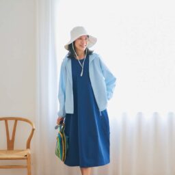 ブルゾン¥3,990、ワンピース¥2,990／ともにユニクロ、バッグ¥30,800／キリアム・アーツ（アッシュ・ペー・フランス）、サンダル¥3,300／イパネマ（シードコーポレーション）、ハット¥1,990／ジーユー、リング¥40,480／ピニャッタ（ズットホリック）、サングラス¥50,600／アイヴァン（アイヴァン 東京ギャラリー）