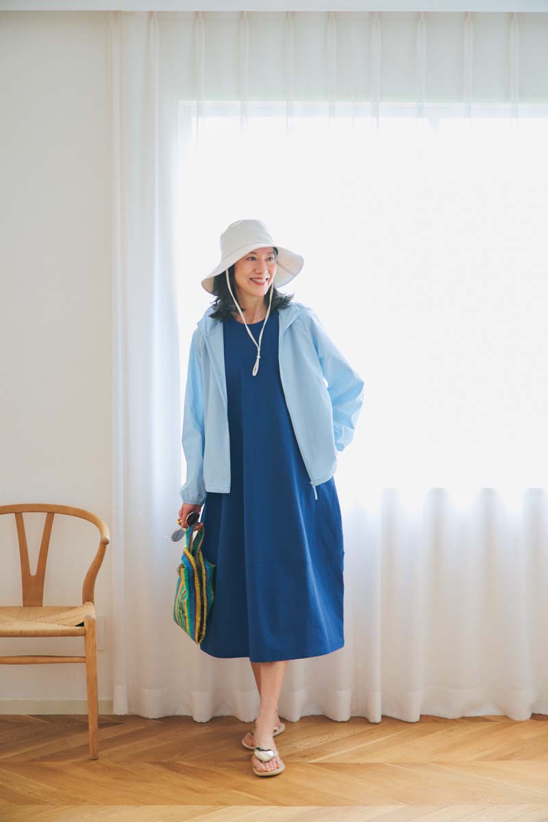 ブルゾン¥3,990、ワンピース¥2,990／ともにユニクロ、バッグ¥30,800／キリアム・アーツ（アッシュ・ペー・フランス）、サンダル¥3,300／イパネマ（シードコーポレーション）、ハット¥1,990／ジーユー、リング¥40,480／ピニャッタ（ズットホリック）、サングラス¥50,600／アイヴァン（アイヴァン 東京ギャラリー）