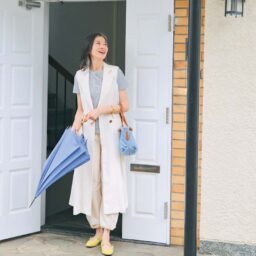 ジレ¥79,000、Tシャツ¥19,800／ともにティーチ、パンツ ¥16,500／ノーク、バッグ¥18,700／ヴィオラドーロ（ピーチ）、 フラットシューズ¥24,200／銀座かねまつ（銀座かねまつ６丁目 本店）、傘¥42,900／フォックスアンブレラズ（グリニッジ ショールム）、バングル¥25,300／ワンエーアールバイウノアエレ（ウノアエレ ジャパン）、ネックレス¥70,400／フローリアン（アッシ ュ・ペー・フランス）