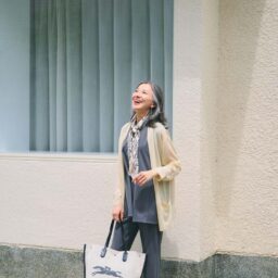 ノースリーブプルオーバーとパンツのセットアップ¥15,000／プラステ、カーディガン¥5,489／ドゥクラッセ、バッグ¥72,600／ロンシャン（ロンシャン・ジャパン）、フラットシューズ¥42,900／カステラーノ（フラッパーズ）、スカーフ¥22,000／マニプリ、ピアス¥12,100、バングル¥28,600、リング¥11,000／すべてワンエーアールバイウノアエレ（ウノアエレ ジャパン）
