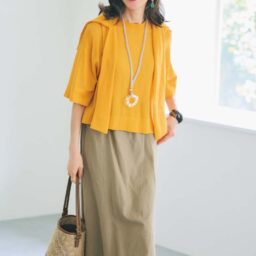 ニット¥6,990、カーディガン¥7,990／ともにアンフィーロ、スカート¥7,700／エルーラ（アダストリア カスタマーサービス）、 バッグ¥51,700／ア ヴァケーション（ノーベルバ）、ピアス¥19,800、リング¥13,200／ともにワンエーアールバイウノアエレ（ウノアエレ ジャパン）、ネックレス¥11,000、バングル¥5,670／ともにアビステ