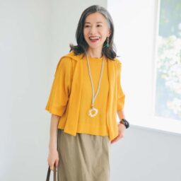 ニット¥6,990、カーディガン¥7,990／ともにアンフィーロ、スカート¥7,700／エルーラ（アダストリア カスタマーサービス）、 バッグ¥51,700／ア ヴァケーション（ノーベルバ）、ピアス¥19,800、リング¥13,200／ともにワンエーアールバイウノアエレ（ウノアエレ ジャパン）、ネックレス¥11,000、バングル¥5,670／ともにアビステ