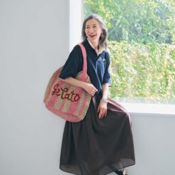 ポロシャツ各¥12,100／ともにヘリーハンセン（ヘリーハンセン 原宿店）、スカート¥26,400／ アンクレイヴ、バッグ¥17,600／ザ・ジャクソンズ、キーホルダー¥15,400／ジャマン・ピュエッシュ（ともにアッシュ・ペー・フランス）、サンダル¥18,150／ダイアナ（ダイアナ銀 座本店）、イチゴブローチ¥32,400、トウモロコシブローチ¥25,920、ピアス¥10,500、バングル¥7,020／すべてアビステ  