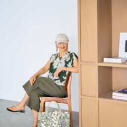 「柄×柄」のアクティブなスタイルはトーンを揃えて大人っぽくアンナ流