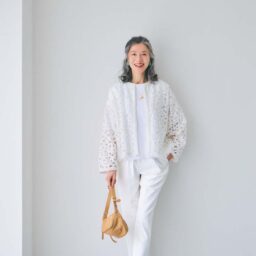パンツ¥31,900／ブランベール（ウールン商会）、Tシャツ¥4,389、ジャケット¥38,500／ともにドゥクラッセ、バッグ¥9,350／カカトゥ（アンビリオン）、サンダル¥75,900／ネブローニ、イヤリング¥8,640／アビステ、ネックレス¥13,420／ピニャッタ、リング¥16,500／エムシー・スタジオ（ともにすべてズットホリック）