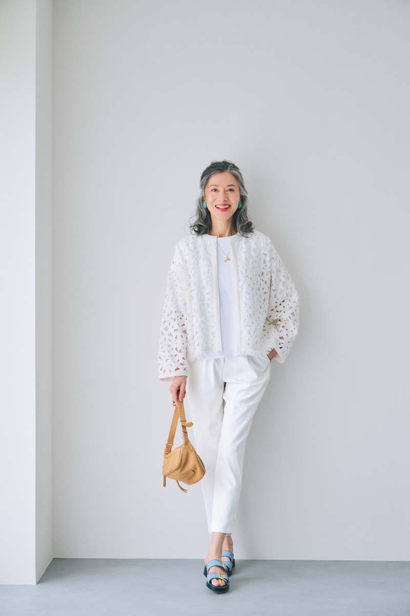 パンツ¥31,900／ブランベール（ウールン商会）、Tシャツ¥4,389、ジャケット¥38,500／ともにドゥクラッセ、バッグ¥9,350／カカトゥ（アンビリオン）、サンダル¥75,900／ネブローニ、イヤリング¥8,640／アビステ、ネックレス¥13,420／ピニャッタ、リング¥16,500／エムシー・スタジオ（ともにすべてズットホリック）