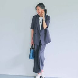 ジャケット¥24,970、パンツ¥19,910／ともにアンクレイヴ、Tシャツ¥8,800／ノーク、バッグ¥55,000／ア ヴァケーション（ノーベルバ）、ローファー¥23,980／タラントン by ダイアナ（ダイアナ 銀座本店）、ピアス¥44,420、リング¥20,680／ともにバルブス（ズット ホリック）、ネックレス¥24,200／アビステ、時計¥13,200／カシオ クラシック（カシオ計算機 お客様相談室）