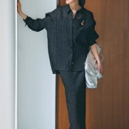 シャツ¥26,400、スカート¥24,200／ともにアンクレイヴ、バッグ¥6,490／カシュカシュ（アンビリオン）、サンダル¥16,500／プラス ダイアナ（ダイアナ 銀座本店）、ブローチ¥8,800／アビステ、ブレスレット¥8,800／レフィエ（フラッパーズ）、メガネ¥46,200／アイヴァン（アイヴァン 東京ギャラリー）
