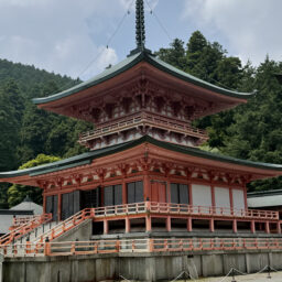 法華総持院東塔（ほっけそうじいんとうどう）：ようやく到着した延暦寺境内も人影はまばら
