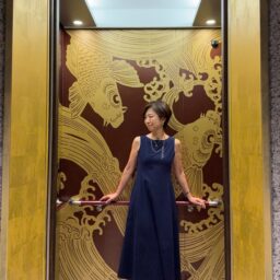 ホテルのエレベーターは鯉のアート絵画が