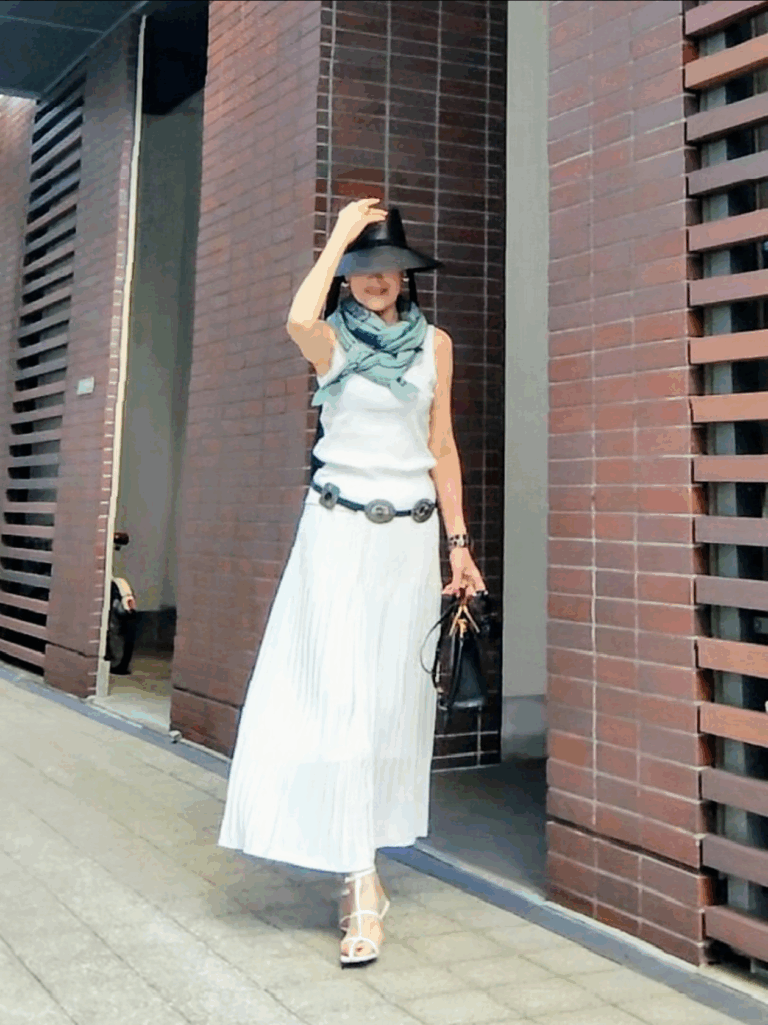 ハット／GU リブタンクトップ／UNIQLO ニットスカート／GU ベルト／SHEIN サンダル／VIVIAN ストール／UNITEDARROWS