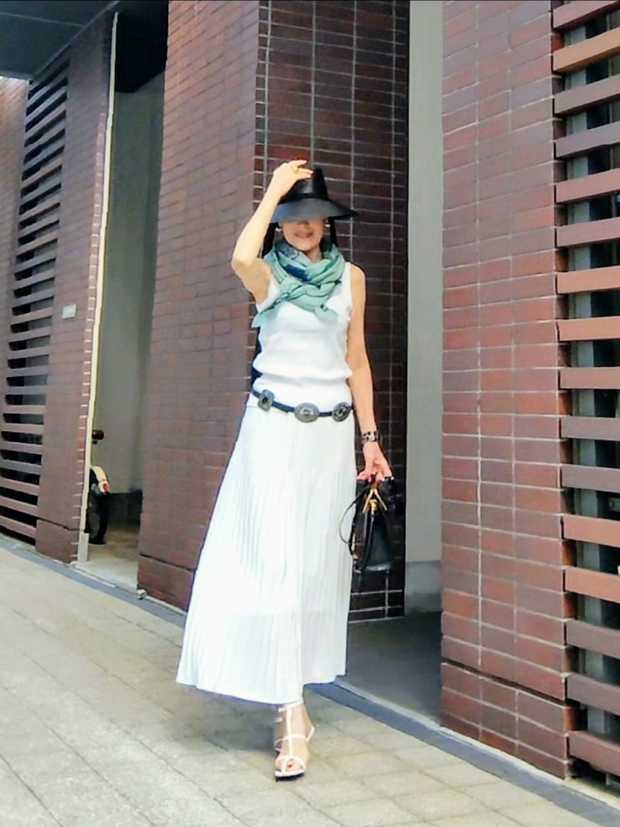 ハット／GU リブタンクトップ／UNIQLO ニットスカート／GU ベルト／SHEIN サンダル／VIVIAN ストール／UNITEDARROWS
