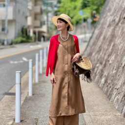 ハット：tocit ロングジレ・パンツ・カーディガン：SHIPS ネックレス：ear PAPILLONNER バッグ：eb.a.gos パンプス：GALLARDAGALANTE