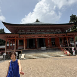 お堂の中は、歴代の僧侶の肖像画やお像が