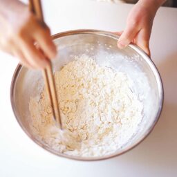 ボウルにAを入れ、菜箸でぐるぐる混ぜる