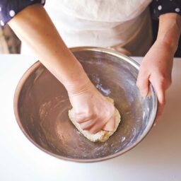表面がなめらかになるまでこねる