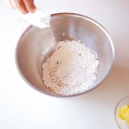 白玉粉…30g、片栗粉…10g、砂糖…大さじ1に水大さじ1と1/2～2（分量外）を様子を見ながら2回に分けて加える