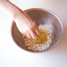 白玉粉の大きい粒がなくなるまで混ぜたら、焼き芋を加える