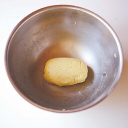 表面がなめらかになるまでこね、まとめる